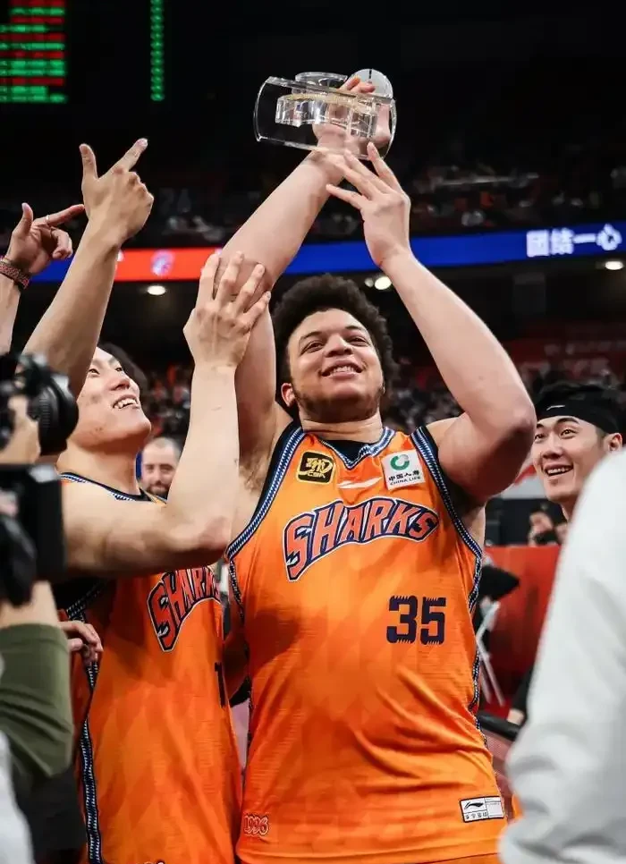 紧张激烈！争夺胜利的篮球巨星展现实力的简单介绍