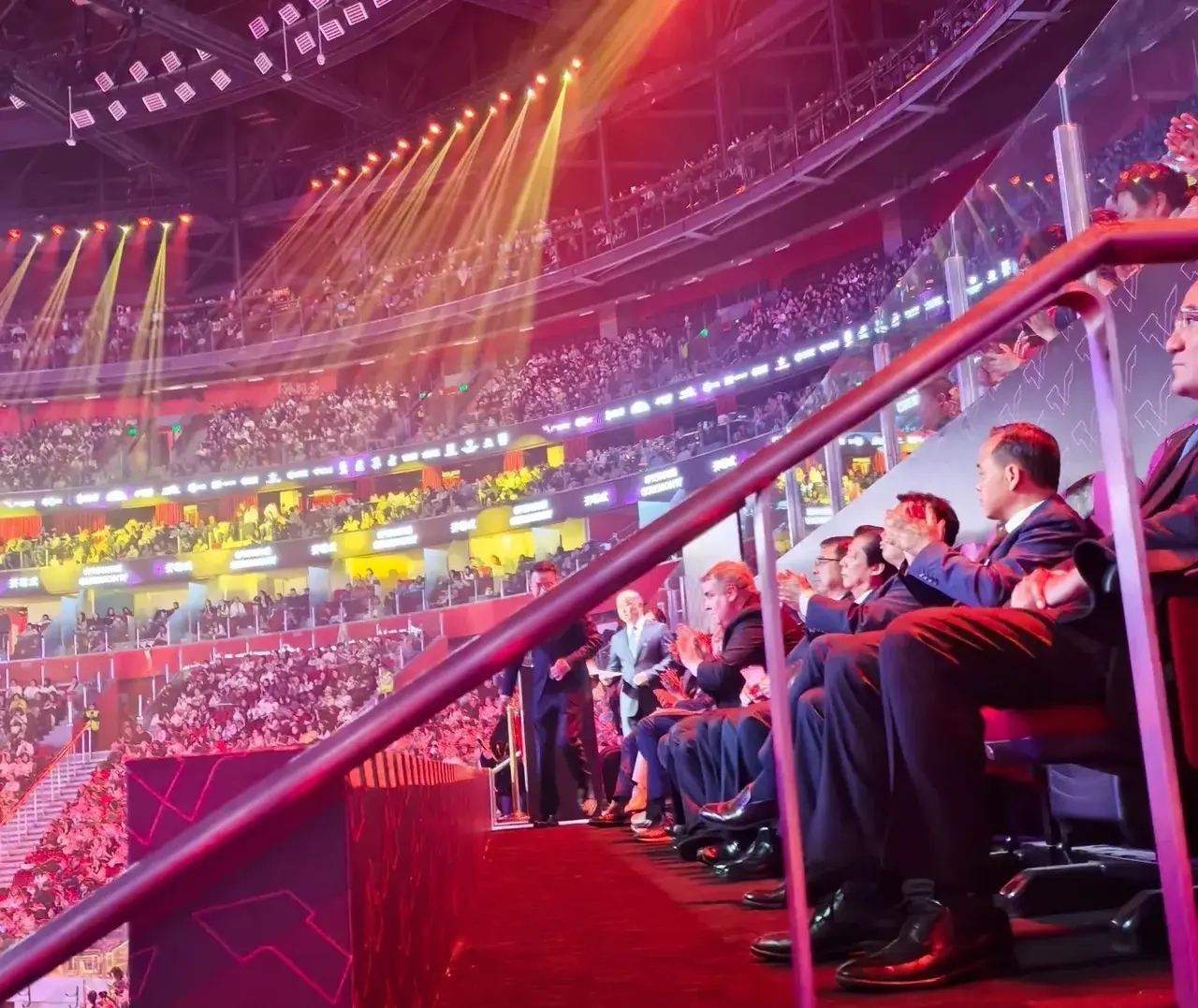 紧绷比赛节奏!一举一动牵动现场观众情绪的简单介绍 紧绷比赛节奏!一举一动牵动现场观众情绪的简单介绍