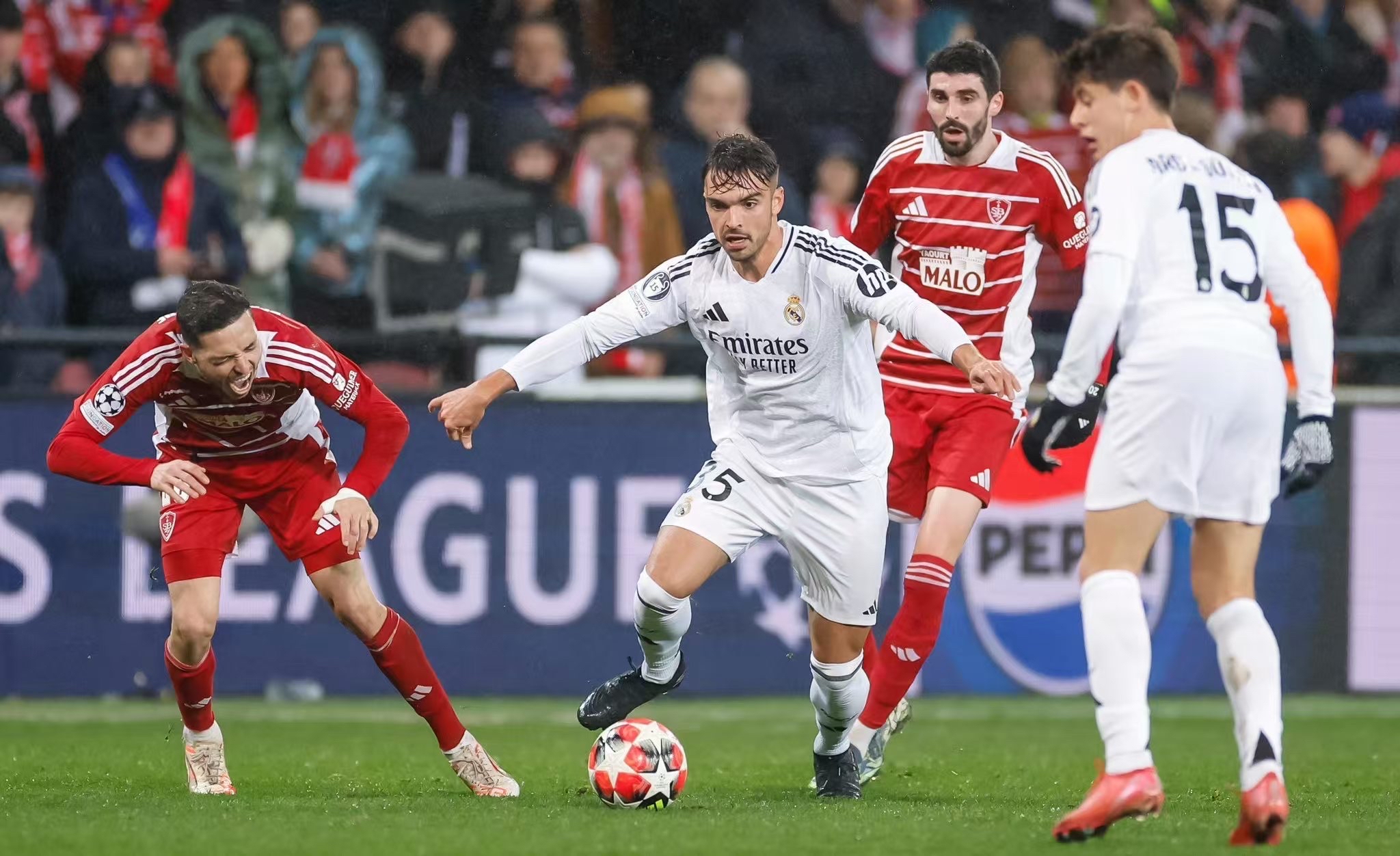 开云下载-沙尔克客场惨败,球队遭遇连败