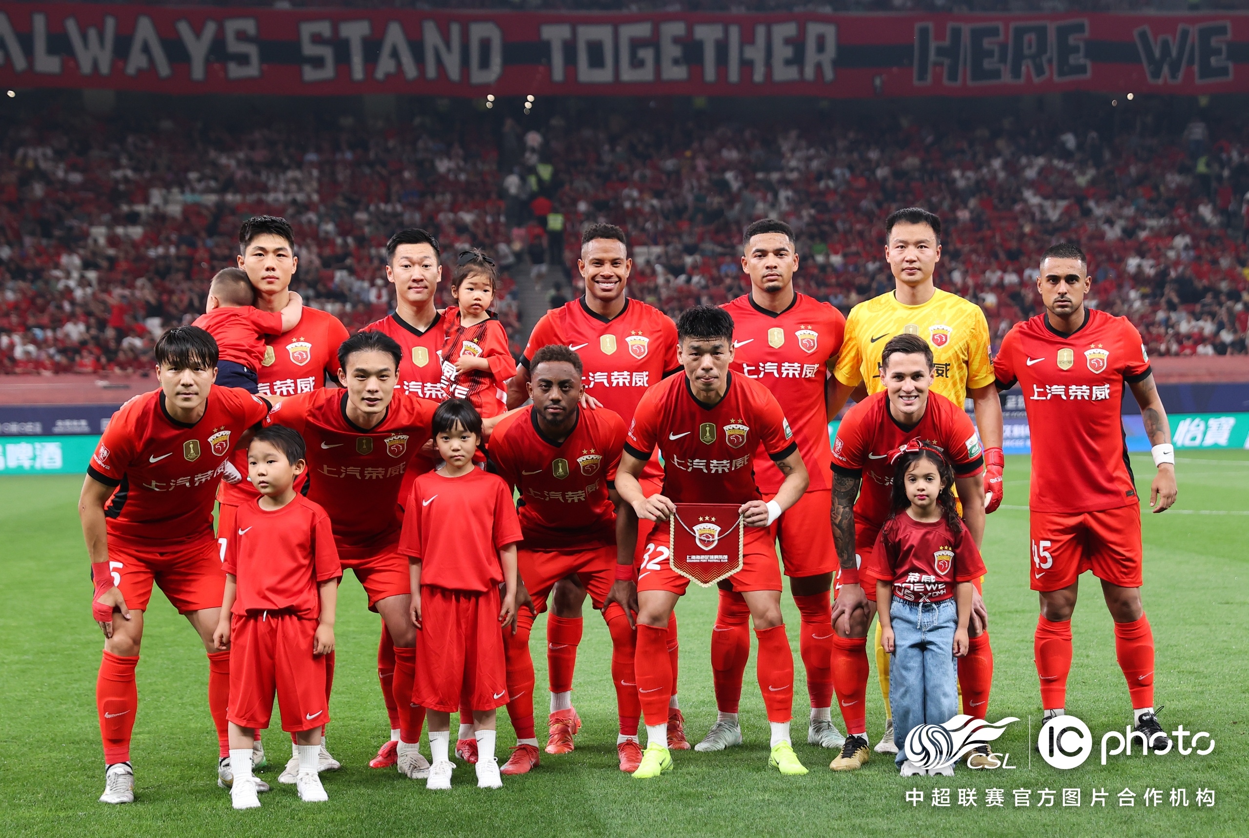 开云sport-国际赛场上球队精英齐聚，竞争激烈