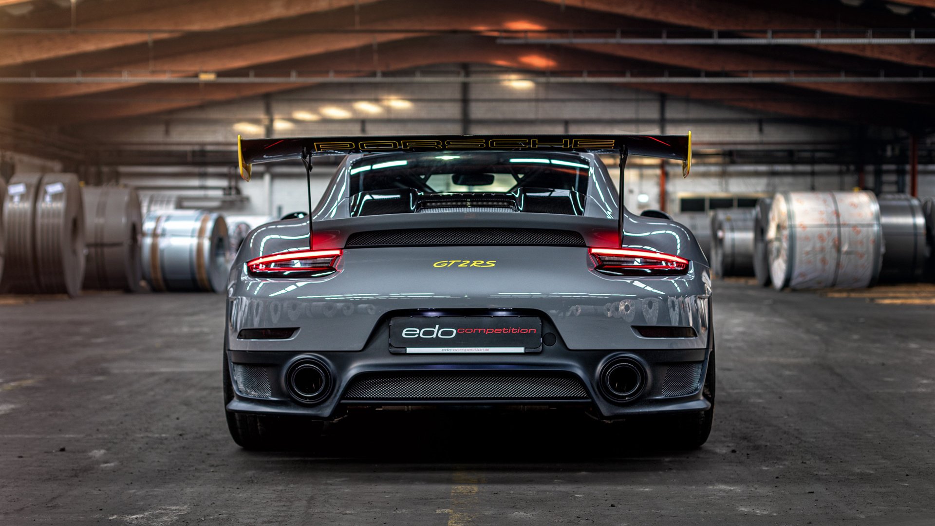 开云下载-看到你提出的这两个关键词，我脑海中立刻浮现出一幅有趣的对比画面。这就像足球世界的一体两面，共同诠释着这项运动顶级的魅力